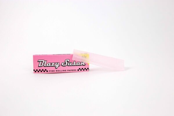 Blazy Susan – Pink Rolling Papers – 1-1/4 | Speed Greens Canada